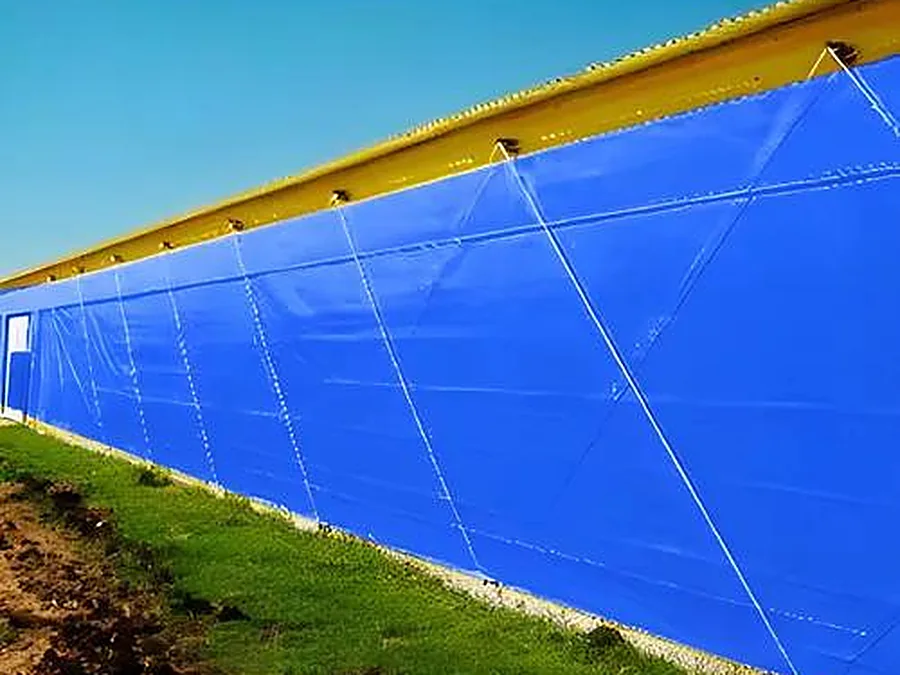 Cortina de propileno azul instalada na lateral de um galpão